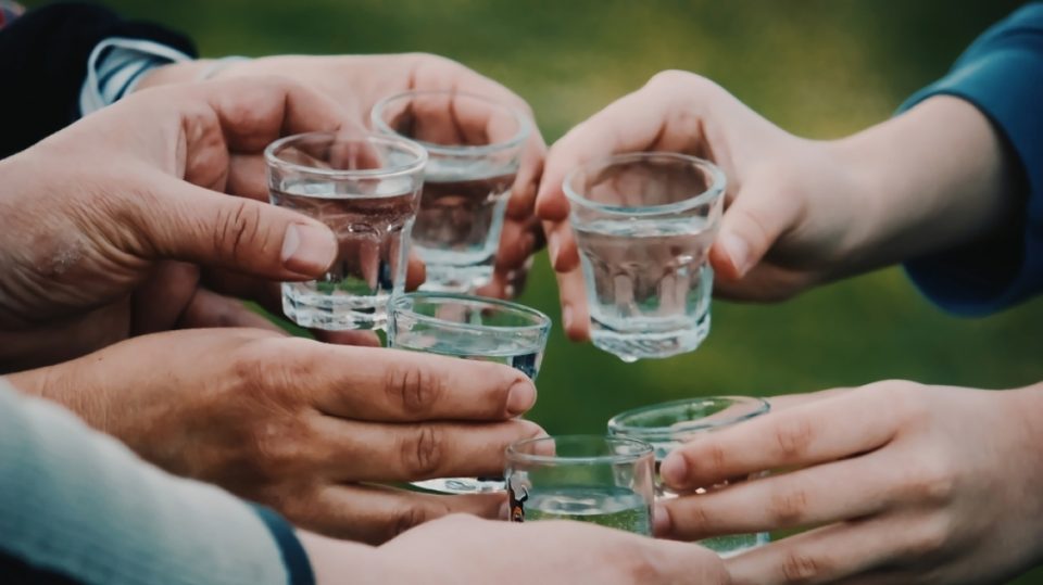 Ηράκλειο:-Σε-κρίσιμη-κατάσταση-οι-πέντε-που-κατανάλωσαν-σφηνάκια-με-καυστική-ουσία