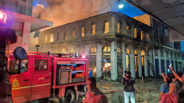 Υπό-έλεγχο-η-φωτιά-σε-εγκαταλελειμμένο-κτίριο-στον-Πειραιά-–-Μηνύματα-από-το-112-για-τους-καπνούς,-βίντεο-και-φωτογραφίες