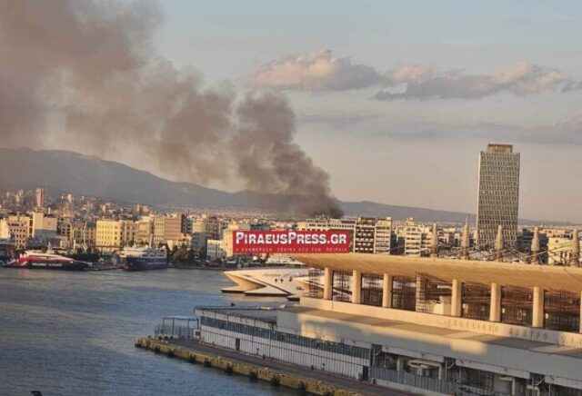 Φωτιά-σε-εγκαταλελειμμένο-κτίριο-στον-Πειραιά-–-Κλειστή-η-οδός-Κέκροπος