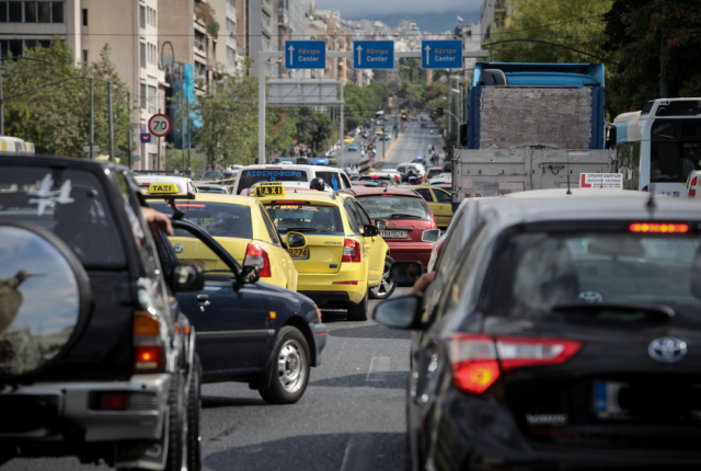 Κίνηση-τώρα:-Ταλαιπωρία-σε-κεντρικές-λεωφόρους-–-Καθυστερήσεις-έως-30΄-στην-Αττική-Οδό