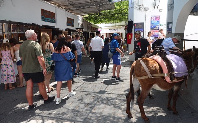 Άλμα-10,7%-στον-τζίρο-καταλυμάτων-και-εστίασης-τον-Αύγουστο-–-Στην-“κορυφή”-Ιθάκη-(35,5%)-και-Ρόδος-(34%)