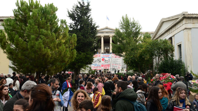 Ο-κόσμος-αφήνει-λουλούδια-και-ζωγραφιές-στο-Πολυτεχνείο-για-την-51η-επέτειο