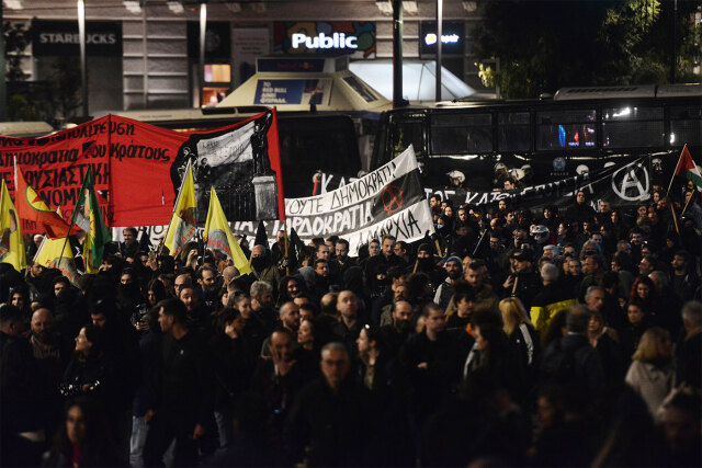 live-update:-Σε-εξέλιξη-η-πορεία-για-το-Πολυτεχνείο,-πάνω-από-110-προσαγωγές