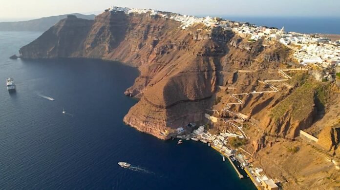 more-people-fleeing-santorini-as-earthquakes-continue-to-rattle-island