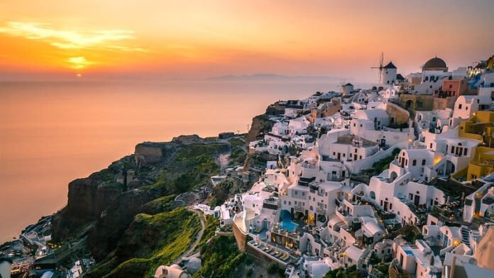 santorini-earthquakes-continue,-prompting-residents-and-tourists-to-leave-the-island