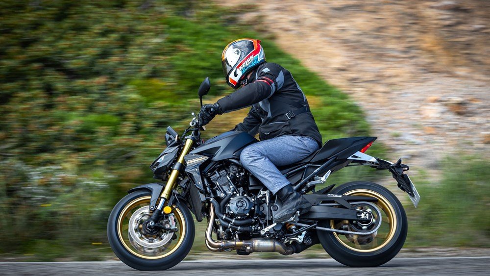 Οδηγούμε-στην-Ελλάδα-το-νέο-honda-cb-1000-hornet