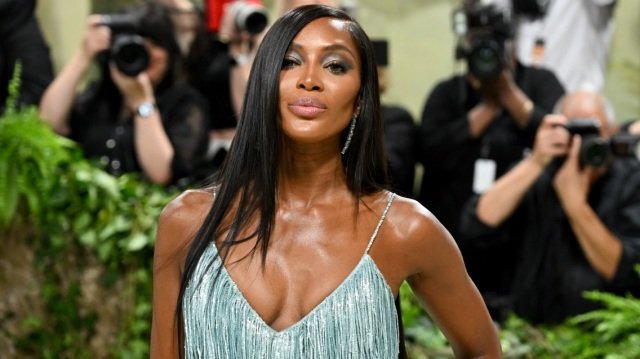 Τέλος-η-Ναόμι-Κάμπελ-από-το-met-gala-μετά-την-κόντρα-με-την-Άννα-Γουίντουρ