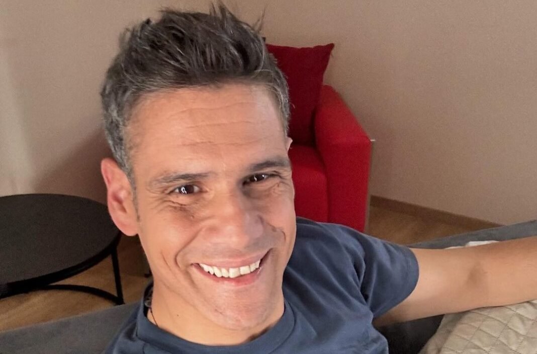 Δημήτρης-Ουγγαρέζος:-Κατέθεσε-στο-ΑΤΜ-μαζί-με-χρήματα-και…-ένα-προφυλακτικό-–-Τα-πειράγματα-στον-αέρα-της-εκπομπής