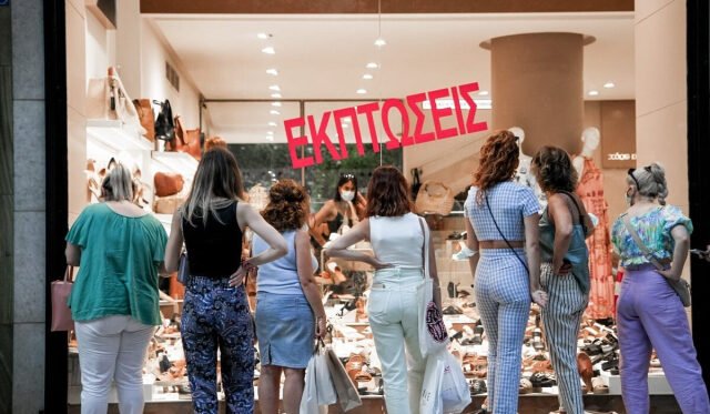 Στις-14-Ιουλίου-ξεκινούν-οι-εκπτώσεις-που-θα-διαρκέσουν-μέχρι-30-Αυγούστου-–-Ποια-Κυριακή-θα-είναι-ανοιχτά-τα-μαγαζιά