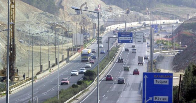 Καραμπόλα-με-οκτώ-αυτοκίνητα-στον-Περιφερειακό-Θεσσαλονίκης-–-Πέντε-τραυματίες,-οι-τρεις-ανήλικοι