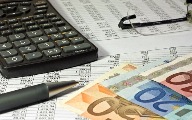 Όλο-και-πιο-κοντά-στα-1.500-ευρώ-ο-μέσος-μισθός-–-Ρεκόρ-υπερωριών-ελέω-ψηφιακής-κάρτας