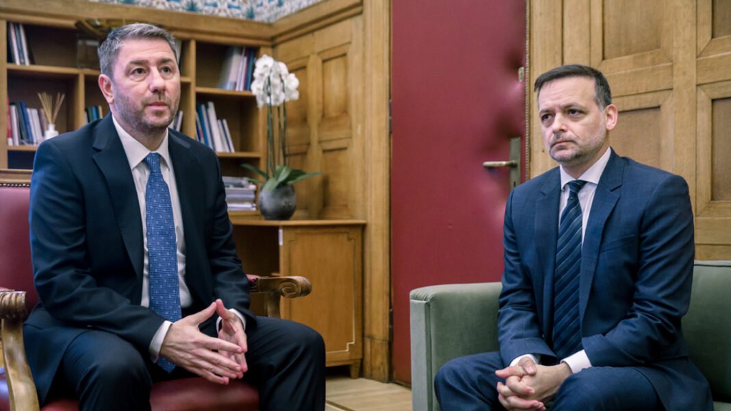 ΠΑΣΟΚ: Με δύο γραμμές στα μέτρα για το μεταναστευτικό – «Παρών» ο Ανδρουλάκης, «όχι» ο Δούκας