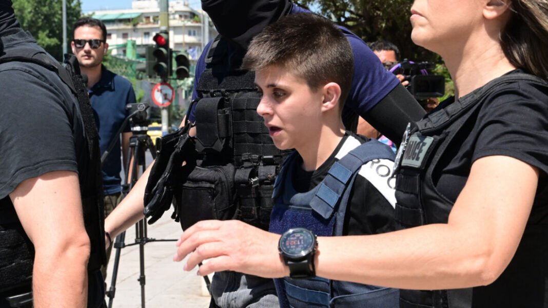 Ειρήνη-Μουρτζούκου:-Με-αποδοκιμασίες-έφυγε-για-τις-φυλακές-Κορυδαλλού-–-Την-«έβλεπαν»-να-σκοτώνει-παιδιά-και-νόμιζαν-πώς-είναι-ριάλιτι