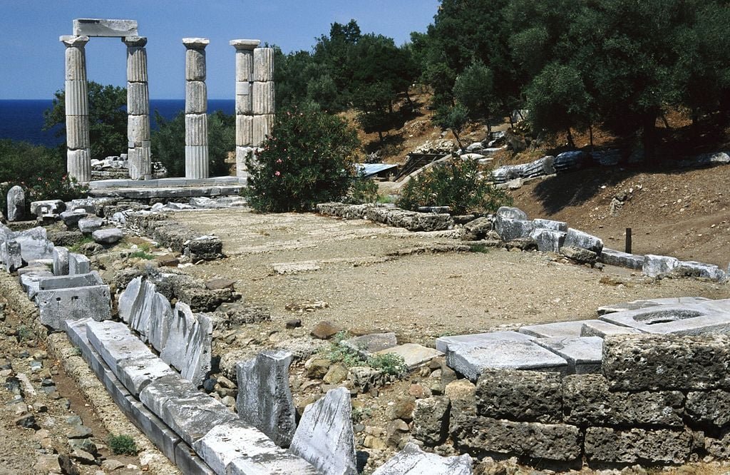 ancient-greek-sanctuary-of-the-olympian-gods-still-stands-on-samothrace