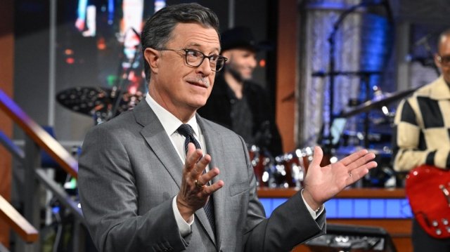 the-late-show:-Η-εντυπωσιακή-πορεία-με-τον-Στίβεν-Κόλμπερτ-και-οι-αντιδράσεις-κορυφαίων-παρουσιαστών-μετά-το-κόψιμο-της-εκπομπής