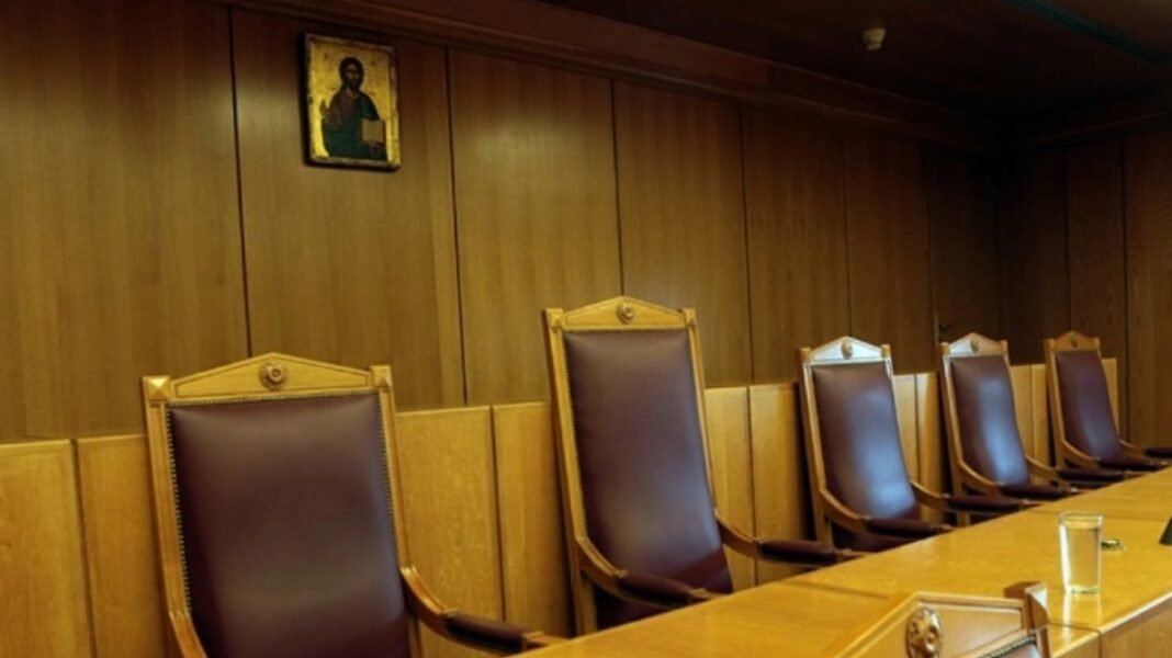 Στη-φυλακή-52χρονος-στο-Βόλο-που-ξυλοκόπησε-τον-αδερφό-του-και-επιχείρησε-να-του-«βγάλει»-τα-μάτια-–-Πήγε-στο-δικαστήριο-με-το-εσώρουχο
