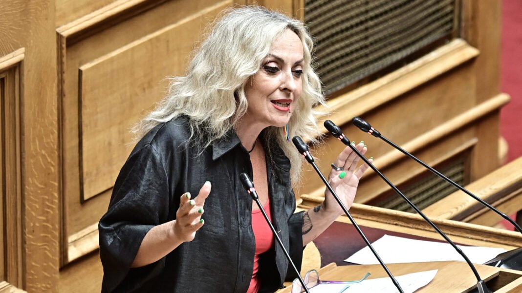 Η βουλευτής της Πλεύσης Τζώρτζια Κεφαλά  το’ριξε στο τραγούδι από το βήμα της Βουλής