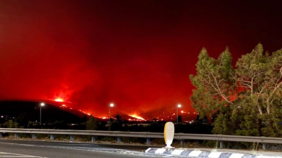 Πύρινη-κόλαση-στην-Κύπρο-με-έναν-νεκρό-–-Απεγκλωβίστηκαν-με-ασφάλεια-δεκάδες-άτομα,-στέλνει-ενισχύσεις-η-Ισπανία