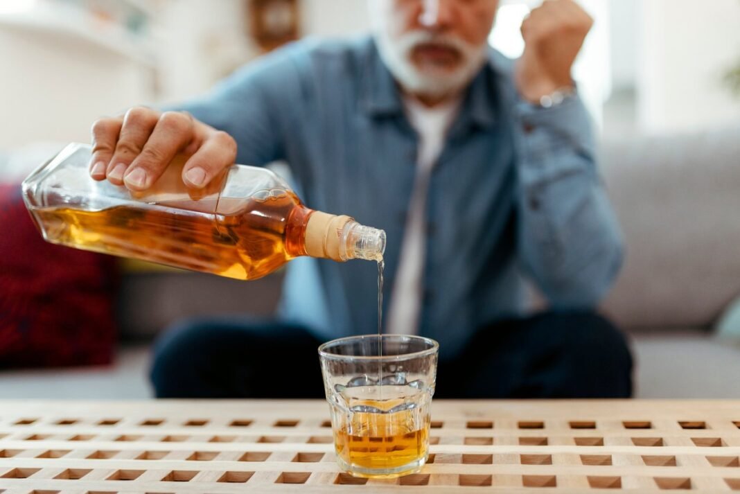 Καρκίνος:-Διπλασιάστηκαν-οι-θάνατοι-που-σχετίζονται-με-το-αλκοόλ-–-«Καμπανάκι»-για-τους-άνδρες-άνω-των-55-ετών