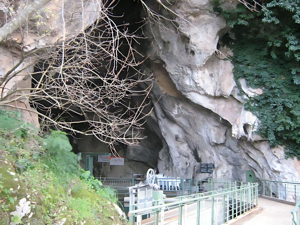 ancient-greek-sanctuary-from-hellenistic-era-discovered-inside-a-cave-in-italy