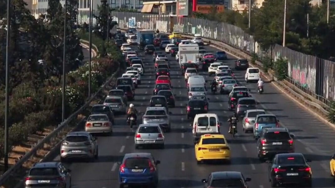 Συνεχίζεται-η-έξοδος-των-αδειούχων,-κίνηση-και-καθυστερήσεις-στα-μεγάλα-οδικά-δίκτυα