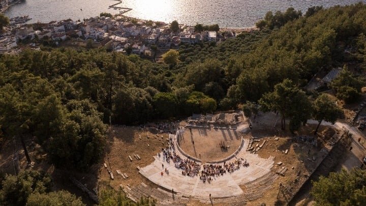thassos-ancient-theater:-a-triumphant-return-after-14-years-of-silence