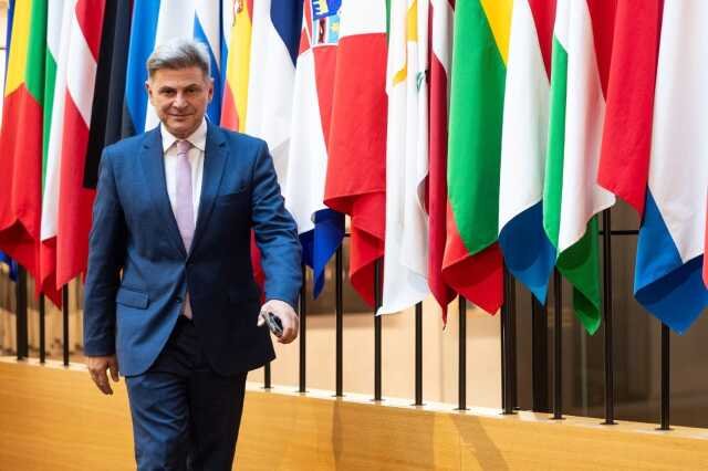 Ετεροβαρής,-κομμένη-και-ραμμένη-στα-συμφέροντα-της-Γερμανίας-η-συμφωνία-για-τους-δασμούς,-λέει-ο-Φαραντούρης