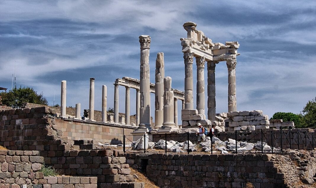 rare-bronze-cauldron-unearthed-in-ancient-greek-city-of-pergamon