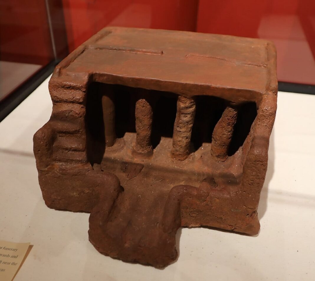 4,000-year-old-handprint-found-on-egyptian-burial-model-in-cambridge