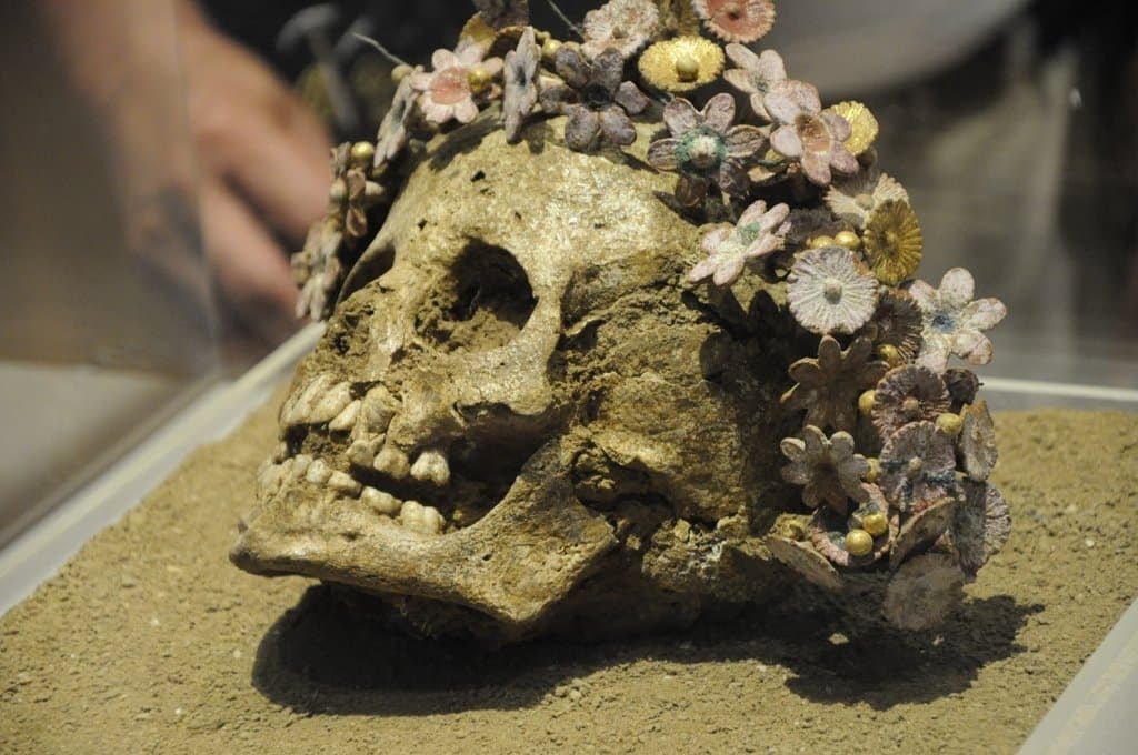 ancient-greek-girl-buried-wearing-ceramic-flower-wreath