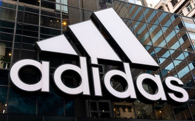 adidas:-Ισχυρή-κερδοφορία-το-β’-τρίμηνο,-παρά-την-αβεβαιότητα-των-δασμών