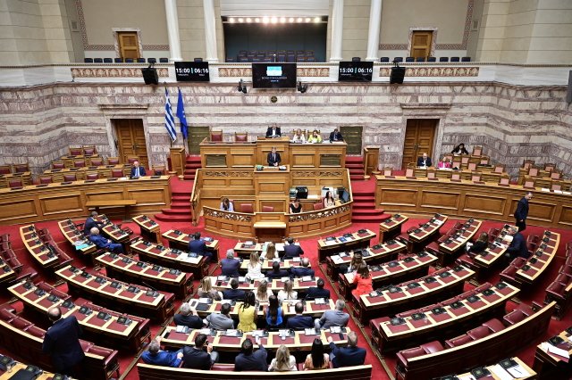 Νέα-αντιπαράθεση-στη-Βουλή-για-τη-στάση-της-ΝΔ-στην-ψηφοφορία:-Δεν-ψηφίζουμε,-λέει-ο-Μηταράκης,-για-επιχείρηση…-τουαλέτα-μιλά-ο-Ηλιόπουλος