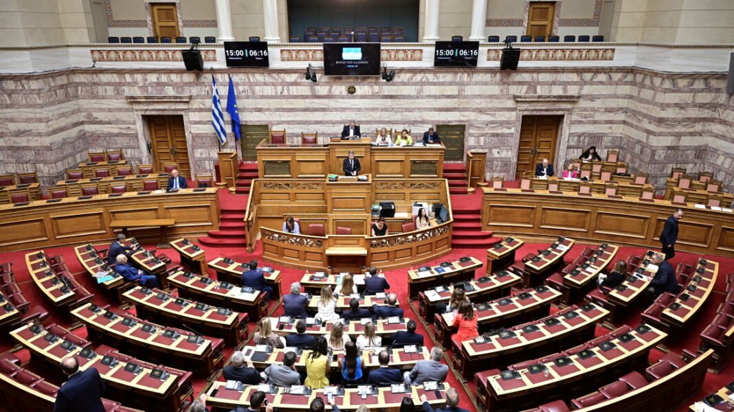 Νέα αντιπαράθεση στη Βουλή για τη στάση της ΝΔ στην ψηφοφορία: Δεν ψηφίζουμε, λέει ο Μηταράκης, για επιχείρηση… τουαλέτα μιλά ο Ηλιόπουλος