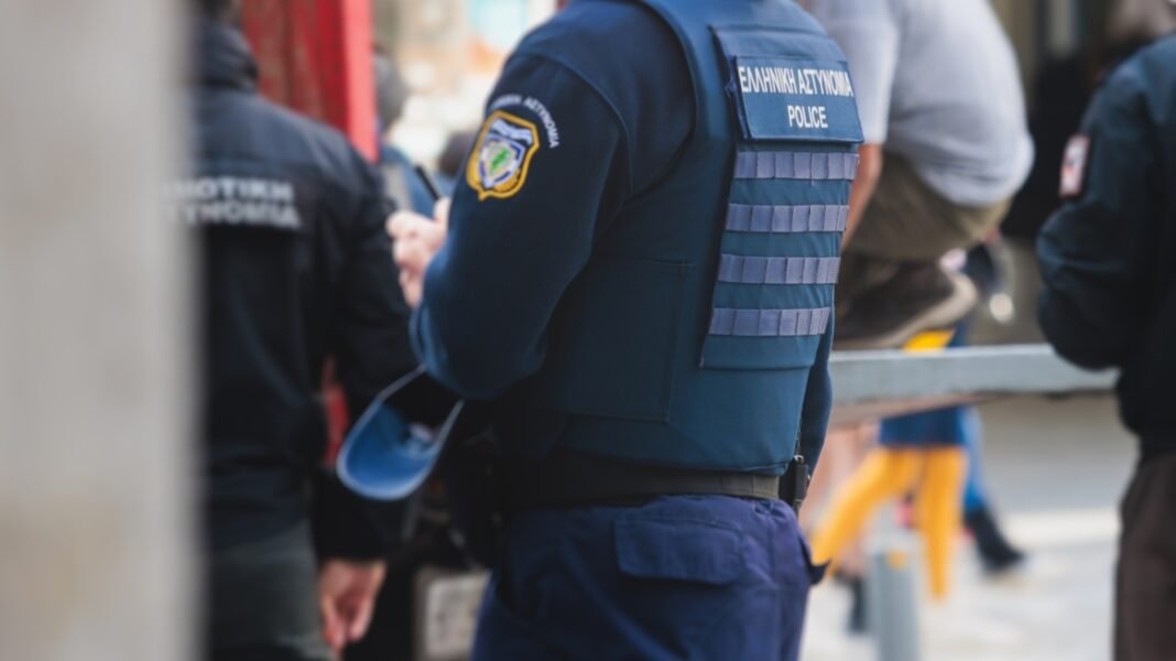 Σε-διαθεσιμότητα-αστυνομικός-για-βαριά-σωματική-βλάβη-και-παράβαση-καθήκοντος-κατά-τη-διάρκεια-σύλληψης-διαδηλωτή-–-Τι-λέει-η-ΕΛΑΣ-για-το-περιστατικό