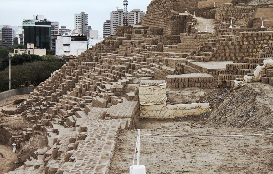 pre-incan-tomb-with-1,000-year-old-remains-uncovered-in-peru