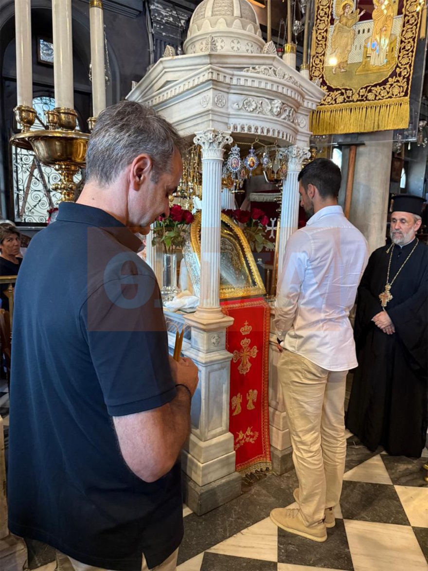 Κυριάκος Μητσοτάκης: Στην Παναγιά της Τήνου με τον Τζόκοβιτς – Προσκύνησαν την εικόνα της Μεγαλόχαρης