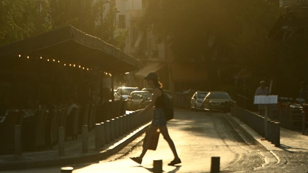 Καιρός:-Ξεπέρασε-τους-37˚c-η-θερμοκρασία-–-Μικρή-πτώση-τη-Δευτέρα,-με-μπόρες-και-τοπικές-καταιγίδες-στα-βόρεια-και-κεντρικά