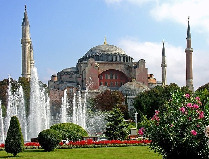 man-tries-to-set-fire-at-hagia-sophia-in-turkey