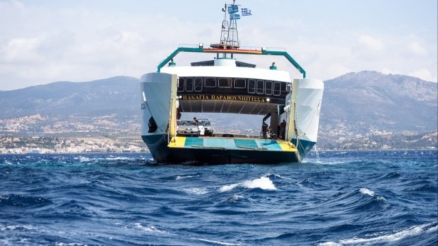 Ρήγμα-20-μέτρων-βρήκαν-οι-δύτες-στο-πλοίο-που-προσάραξε-σε-ξέρα-στα-Νέα-Στύρα-–-Η-αποκόλληση-και-τα-επόμενα-βήματα
