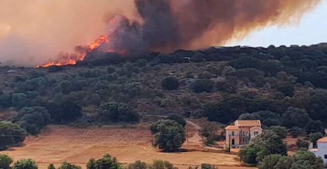 Μεγάλη-φωτιά-στην-Κεφαλονιά,-ενισχύθηκαν-οι-δυνάμεις-με-10-εναέρια-–-Εκκενώνονται-τρία-χωριά-κοντά-στο-Αργοστόλι,-ήχησε-το-112