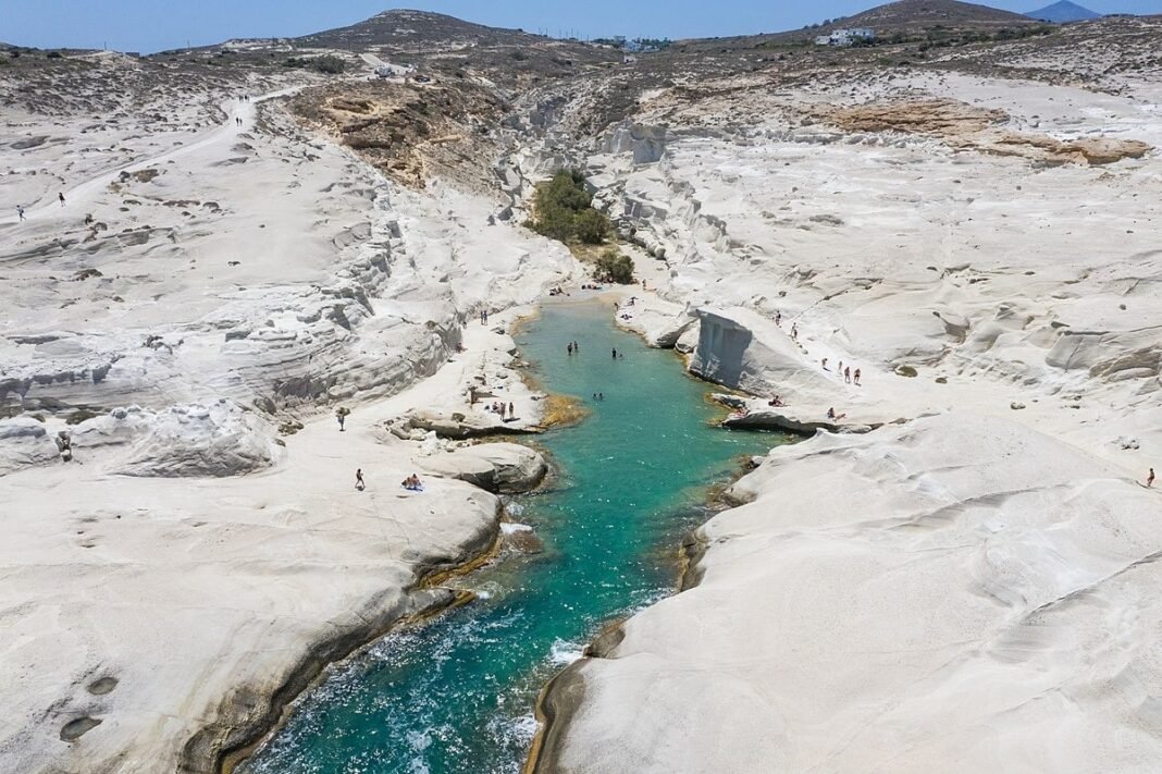 gale-force-winds-sweep-tourist-couple-to-death-on-greece’s-milos