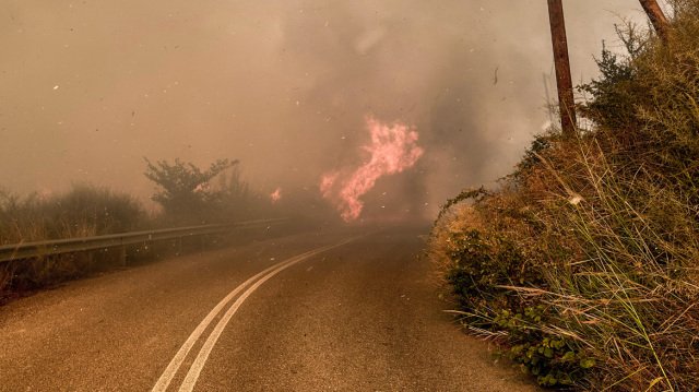Φωτιά-τώρα-στο-Χελιδόνι-της-Αρχαίας-Ολυμπίας-–-Απεγκλώβισαν-εγκαυματία,-εκκενώνονται-οικισμοί