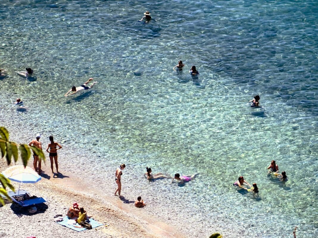 greek-ministry-of-health-announces-swimming-ban-in-13-areas-of-attica
