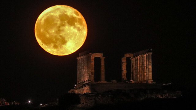 Η-«Πανσέληνος-του-Οξύρρυγχου»-φώτισε-τον-αυγουστιάτικο-ουρανό-–-Φωτογραφίες-από-το-Σούνιο-ως-το-Νεκρομαντείο-του-Αχέροντα