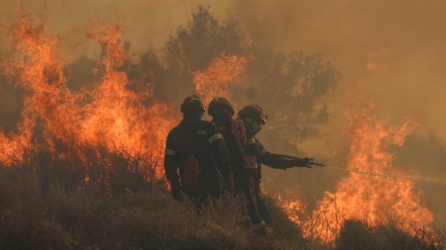 Καλύτερη-η-εικόνα-της-φωτιάς-στη-Νεάπολη-Αγρινίου-–-Επιχειρούν-επίγειες-και-εναέριες-δυνάμεις