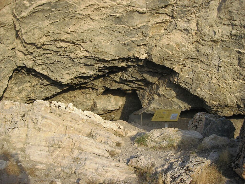 10-foot-‘giant’-people-unearthed-in-nevada’s-lovelock-cave