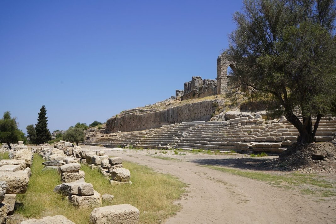 unique-roman-tombs-uncovered-in-ancient-greco-roman-city-of-sillyon-in-turkey