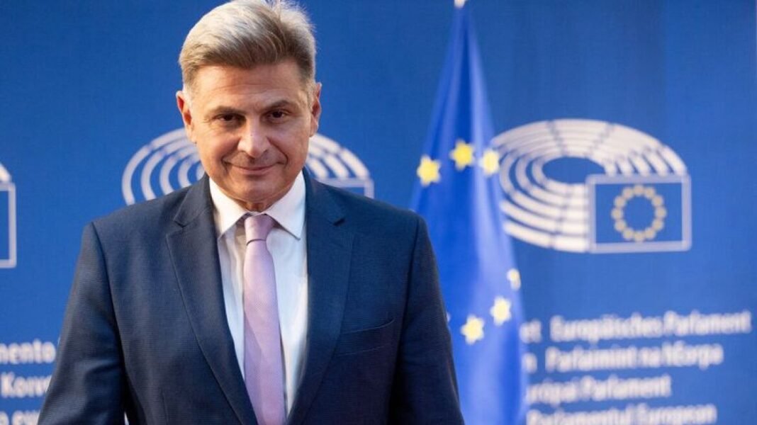 Φαραντούρης: Να διεκδικήσουμε συμμετοχή στην ανοικοδόμηση της Ουκρανίας