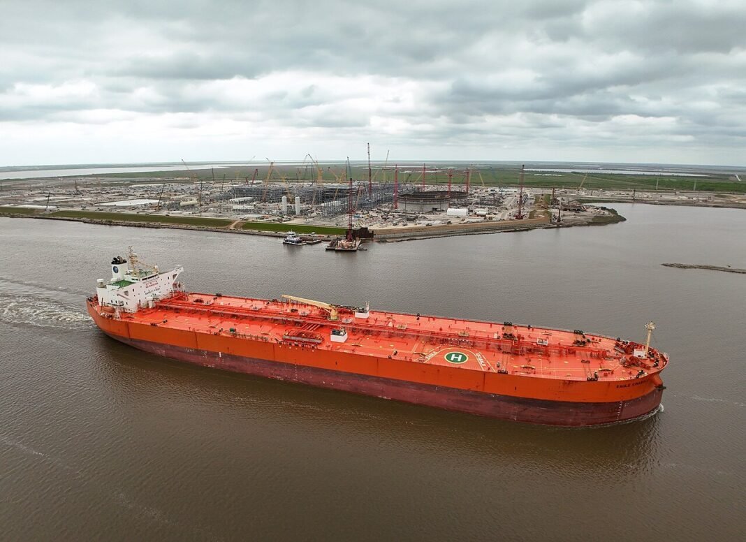 us-sanctions-greek-shipbroker-for-facilitating-iranian-oil-transfers