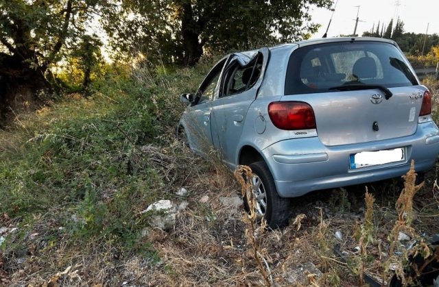 Τροχαίο-στο-Αγρίνιο:-ΙΧ-προσέκρουσε-σε-στύλο-και-κατέληξε-σε-χωράφι